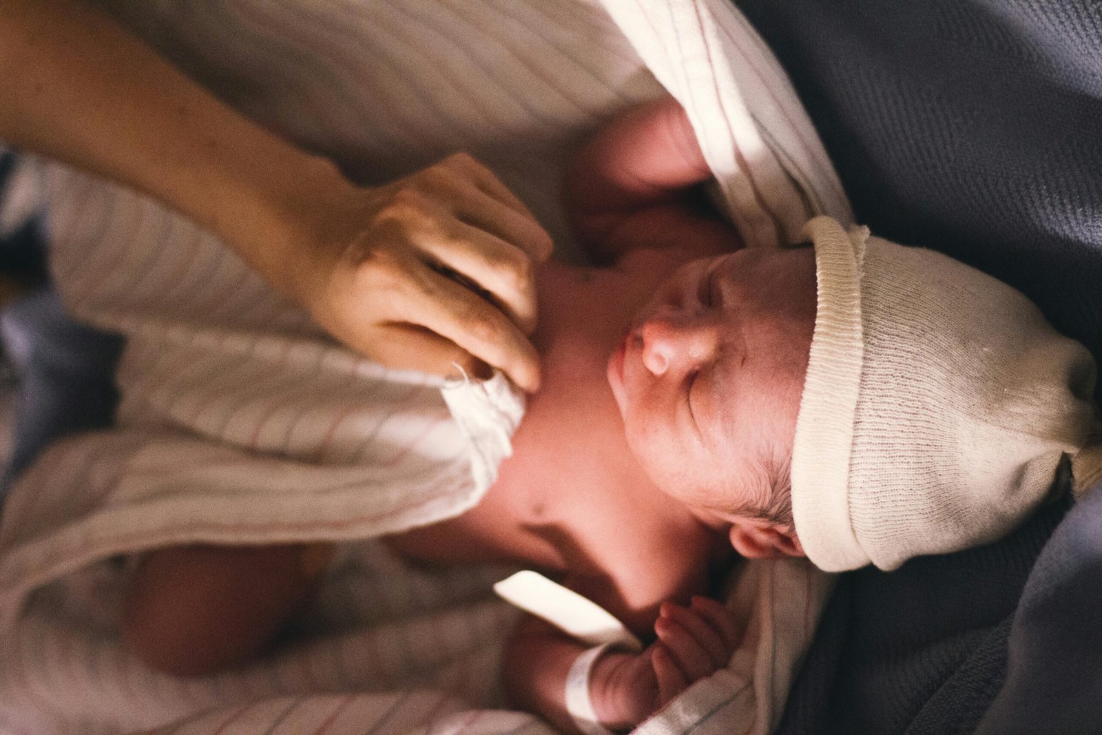 Ką daryti, jeigu vaikas ir užmigdamas, ir miegodamas verkia? Dažniausiai reikia tuoj pat reaguoti į tą verksmą - gal tai kokios negerovės signalas